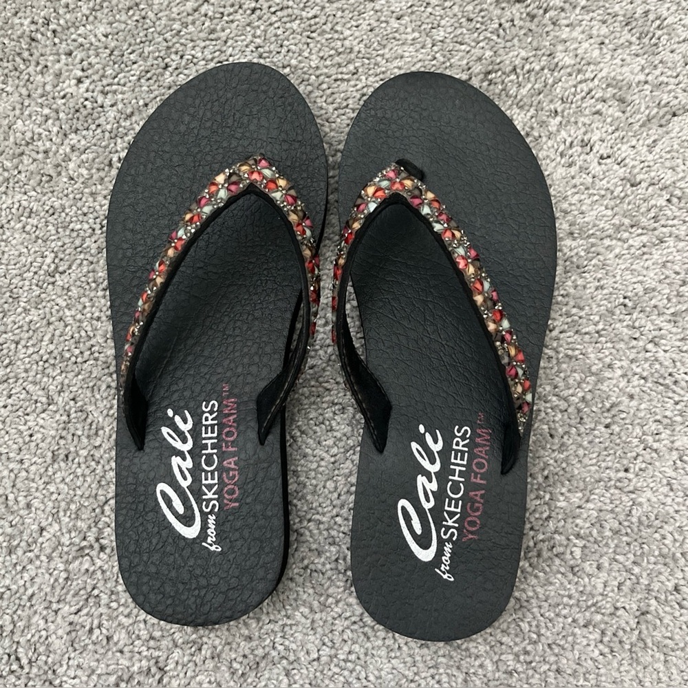 Cali from Skechers Black Yoga Foam Rhinestone Thong Sandals Size 7
